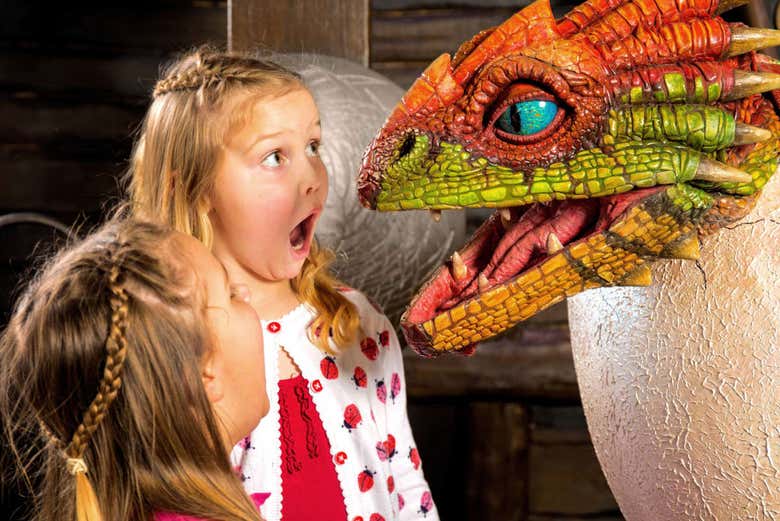 Filhote de dragão saindo do ovo