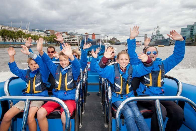 Lancha rápida ideal para toda a família