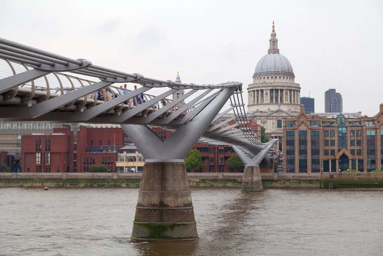 Ponte do Milênio, e ao fundo a cúpula da catedral de São Paulo