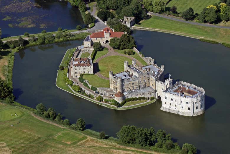 Leeds Castle, Canterbury Cathedral and Dover Day Trip From London