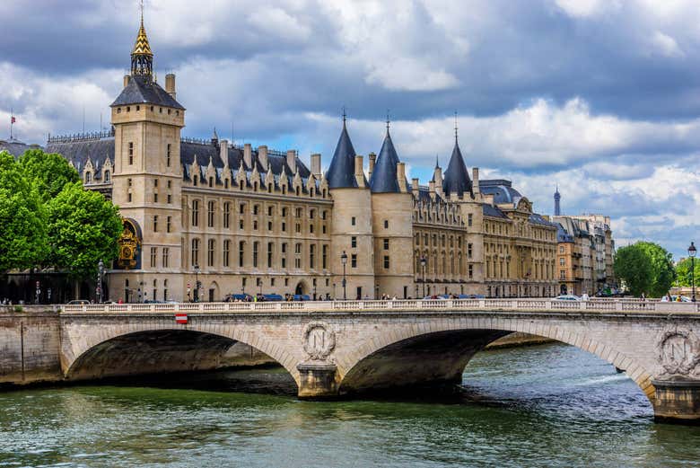 Conciergerie, nas margens do rio Sena em Paris