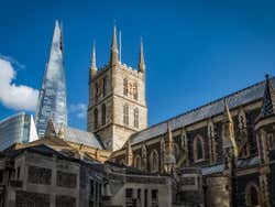 Catedral de Southwark, e o edifício The Shard ao fundo