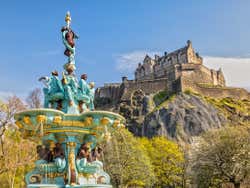 O castelo de Edimburgo visto dos jardins de Princess Street