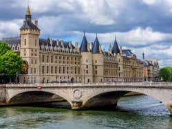 Conciergerie, nas margens do rio Sena em Paris