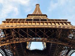 Torre Eiffel vista de sua base