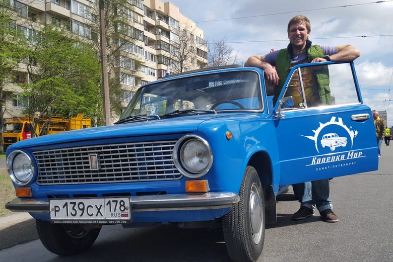 Visite de Saint P tersbourg dans une voiture  sovi tique 