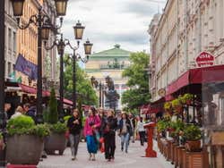 Rue avec restaurants