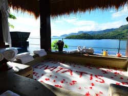 Banho relaxante nas Seychelles