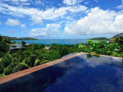 Piscina da vila no hotel Raffles Praslin
