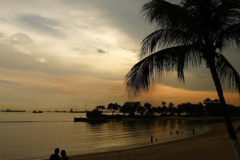 Una de las playas de Singapur al atardecer Una de las playas de Singapur al atardecer