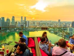 Gente disfrutando de las vistas de Singapur