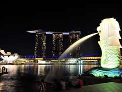 Merlion mirando a Marina Bay
