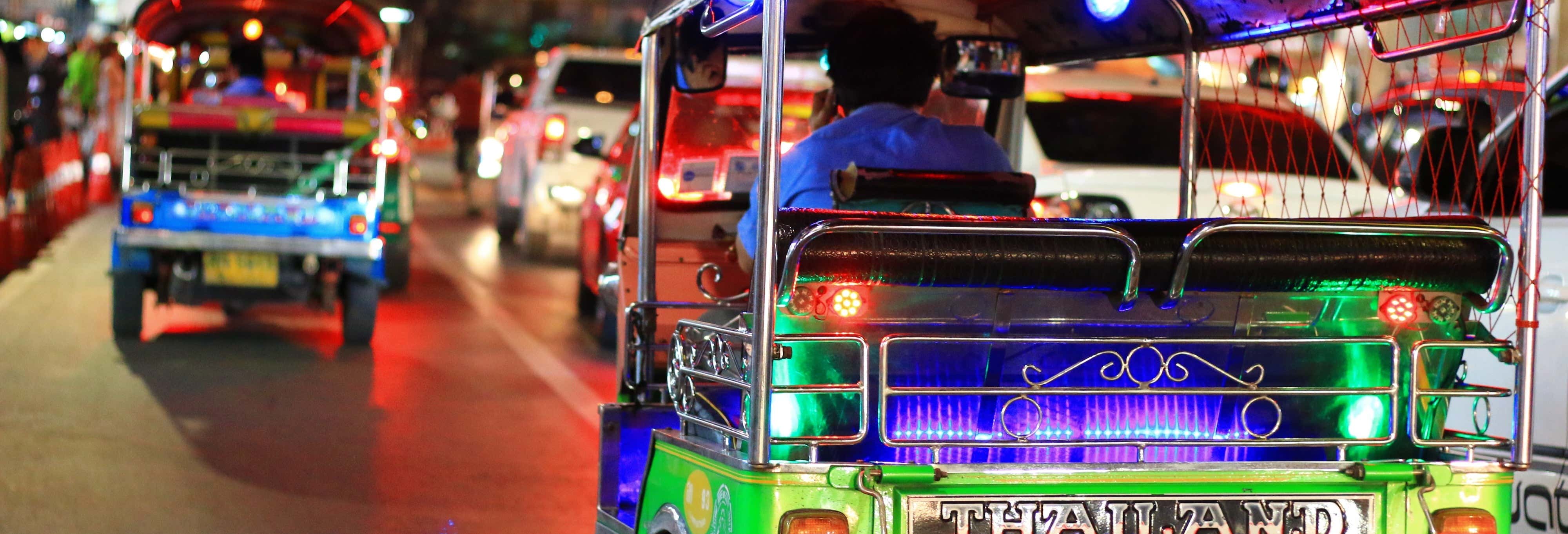 Tour gastronómico nocturno en tuk tuk