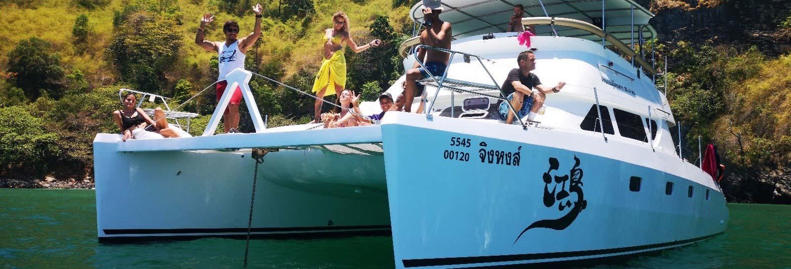 Catamarán de lujo con comida por las islas de Krabi