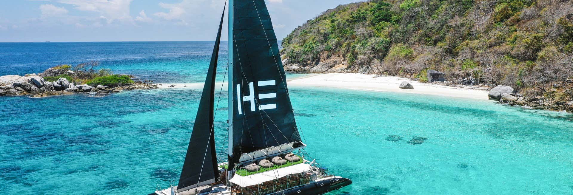 Excursión a Coral Island y Racha Yai en catamarán de lujo