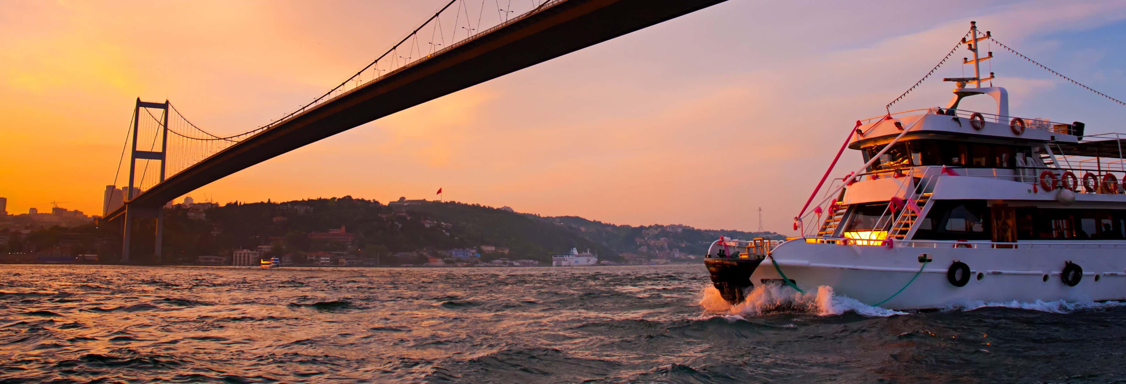 Croisière Sur Le Bosphore Au Coucher Du Soleil Dans Istanbul