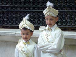 Children perparing for the Sünet ritual